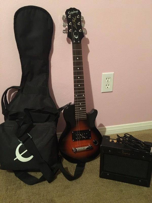 Epiphone les Paul pee wee guitar w/ amp an carrying bag