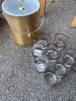 Ice bucket with glasses