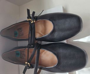 Women's flats shoes size 8, very soft
