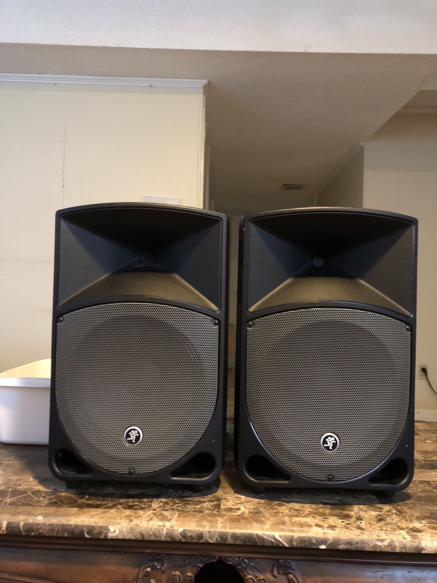 Mackie 12-A  Thump Powered Speakers 