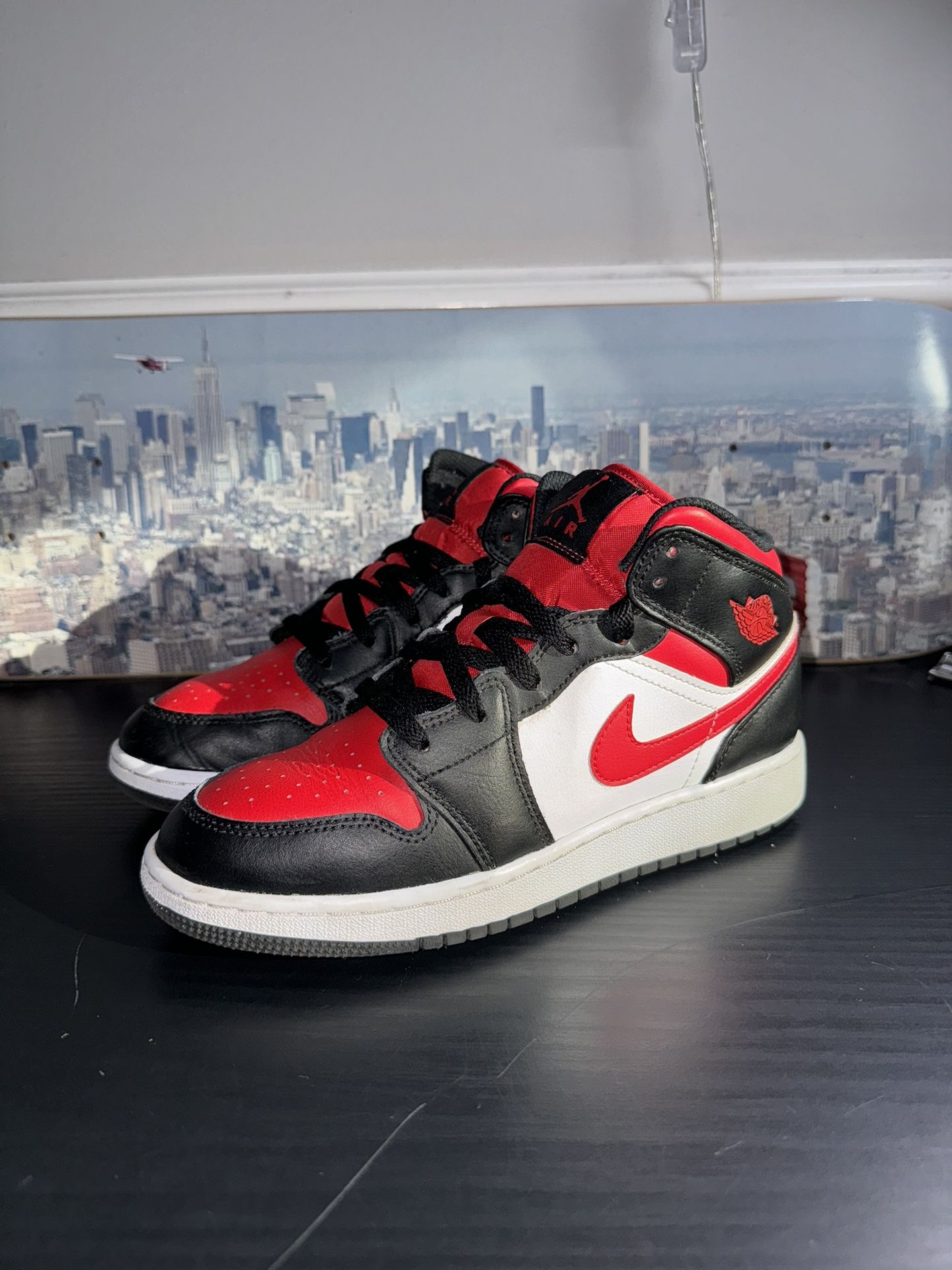 Nike Air Jordan 1 Mid GS Sz 5.5Y Black Fire Red White 554725-079 Kid’s Sneakers