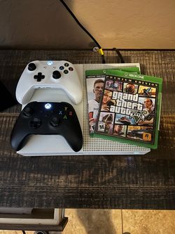 Xbox One S with 2 Controllers and GTA V
