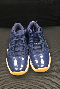 Jordan 11 low Midnight Navy/Gum size 7