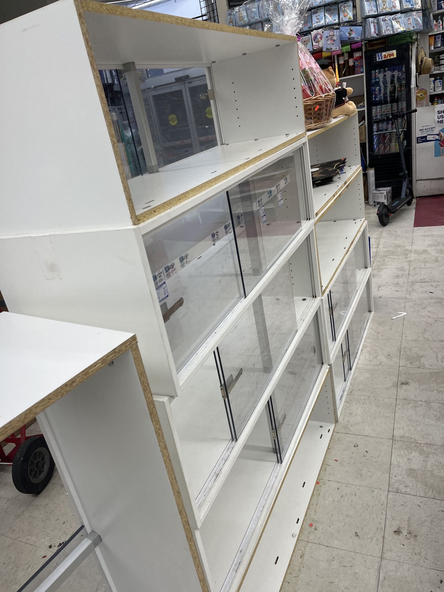 Merchandise showcase with acrylic doors ,Lockable display shelf