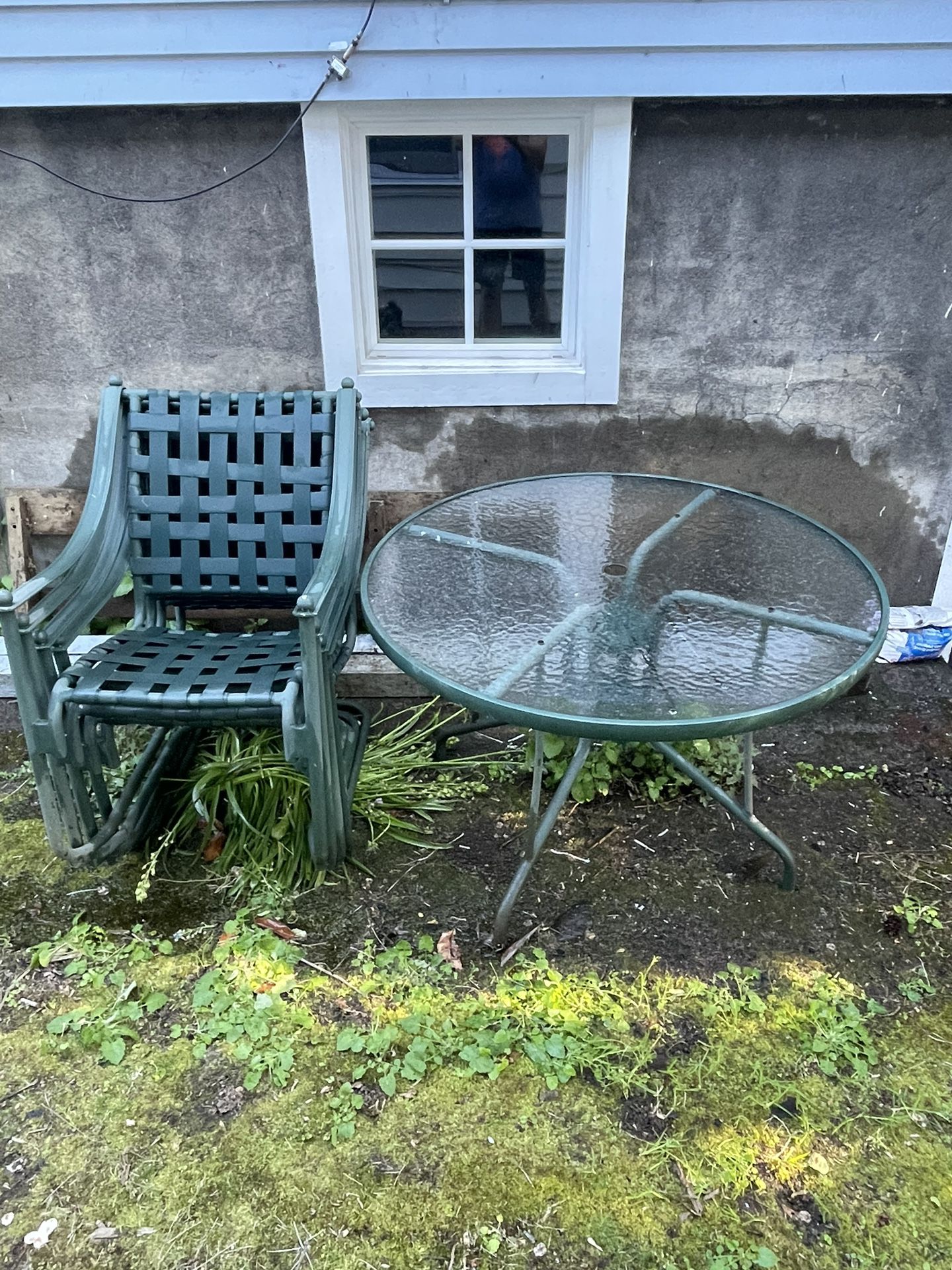 42” Round Glass Patio Table & 4 Chairs