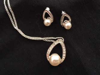 New SAQ Necklace & Earrings set