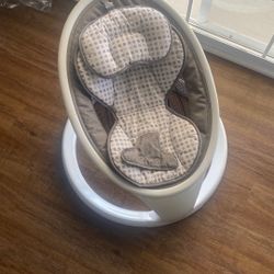 Munchkin Bluetooth Swivel Baby Rocker Swing