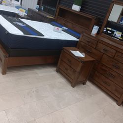 *Fall Sale Event*---Alton Natural Wood King Bed And Dresser/Mirror Sets---Delivery And Easy Financing Available 👌