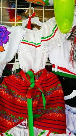 Blusas y falda para niñas festejando las fiestas patrias