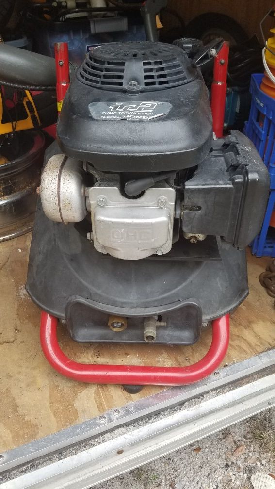 Pressure washer with honda motor