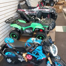 Electric motorcycle 🏍  for kids ,light up tires, starts with a key cash offer 