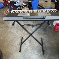 Portable Keyboard with stand. Yamaha PSR E233