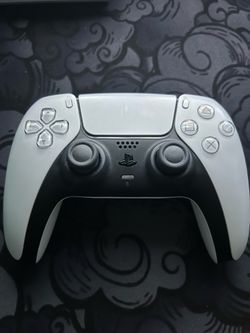 2 PS5 DualSense Wireless Controllers – White – Used –