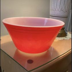 Federal Red Mixing Bowl. 9" wide, 4.75" tall. Beautiful condition! #8665