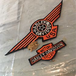 ****VINTAGE 1983 AUTHENTIC & OFFICIAL HARLEY DAVIDSON “HARLEY OWNERS GROUP” IRON ON EMBROIDERED PATCH & PIN 3 PIECE SET****