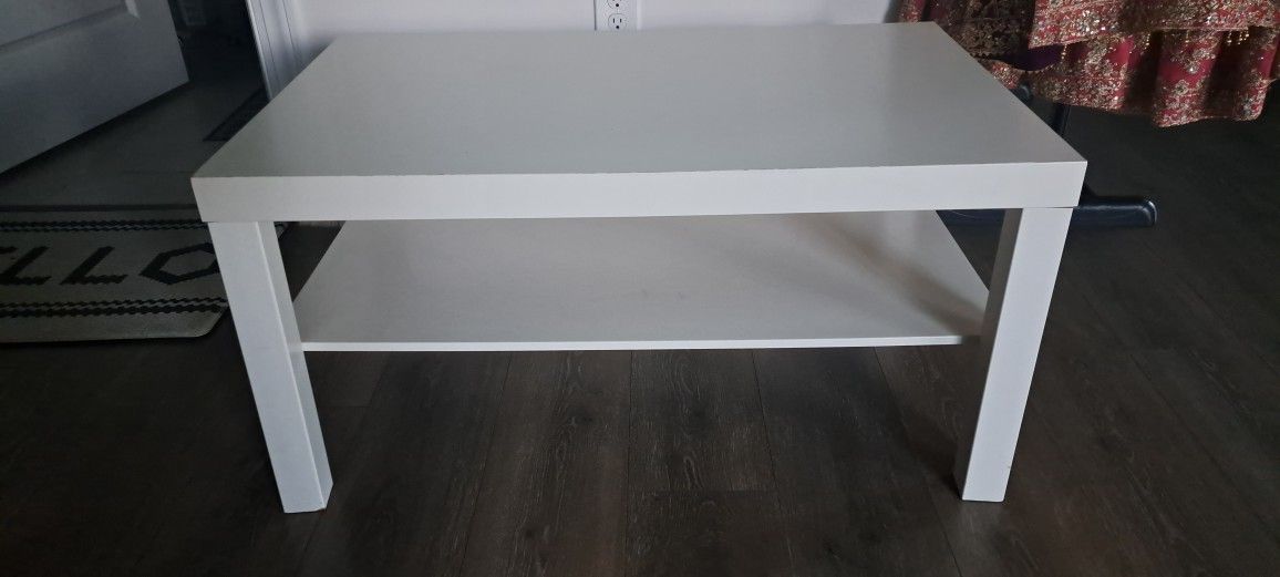 ✨ White 2-Tier IKEA Coffee Table – $25
Gently used and in great condition! Clean white finish,