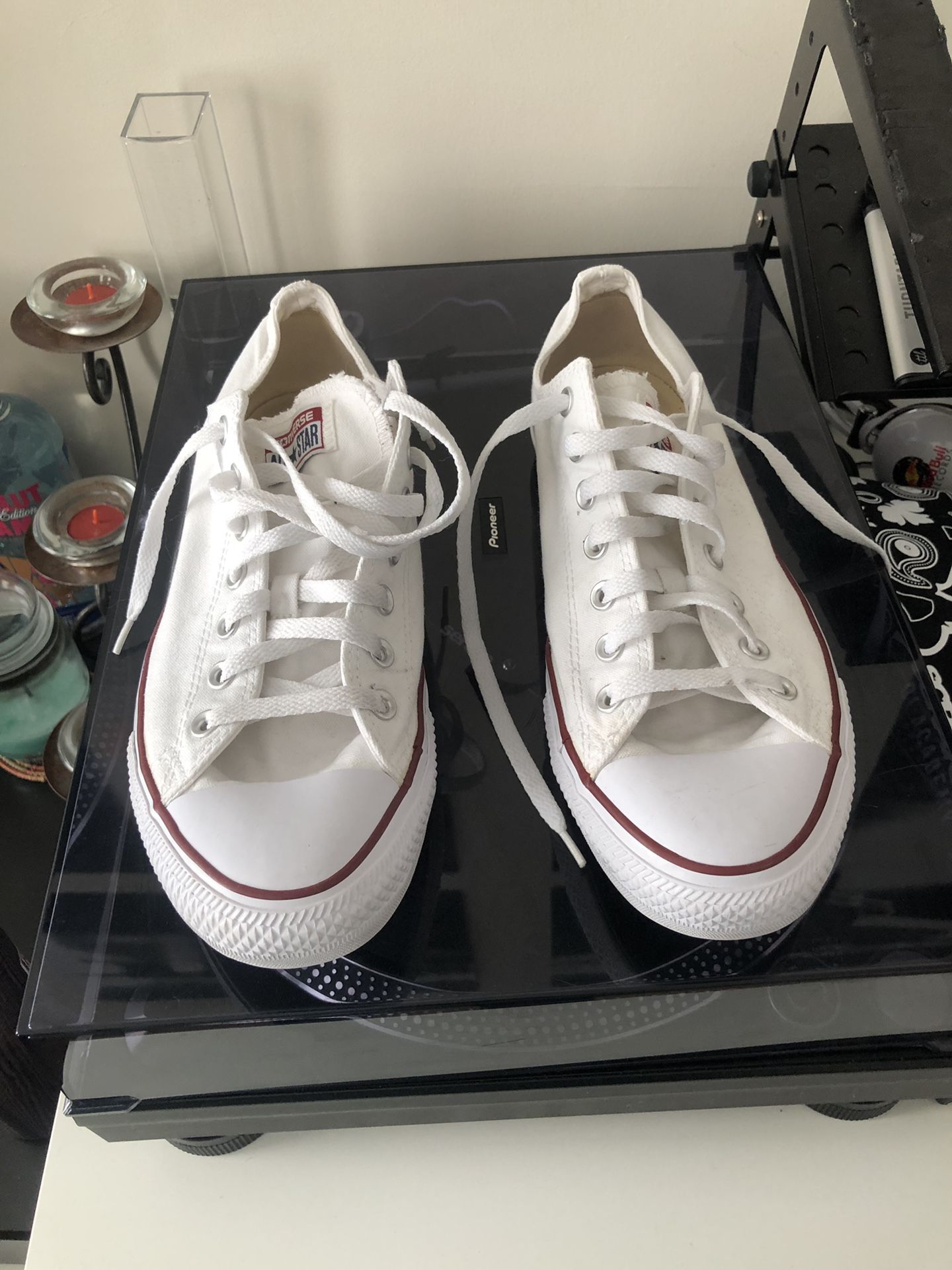 Men’s 11 White Converse Low Too All-Stars