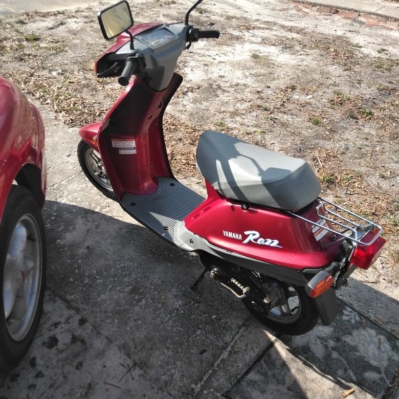 Photo Up Dated 2000 Yamaha Scooter