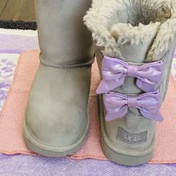 UGG  Kids’Bailey Bow Iridescent Boots  Size 3