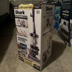 Shark Lift-Away with Powerfins, Self Cleaning Brushroll Bagless Pet Vacuum