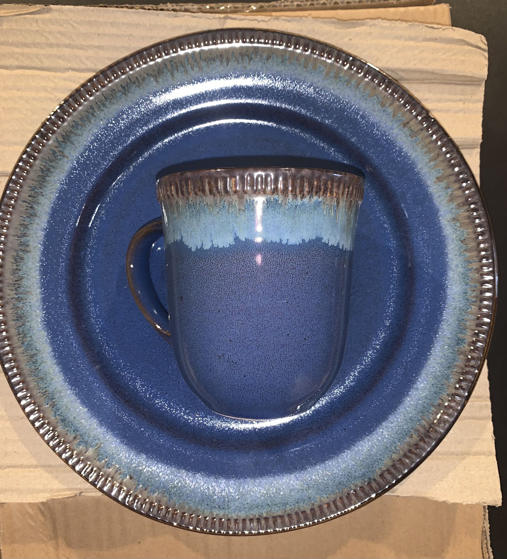 16 Piece Blue Dinnerware Set. Service For 4