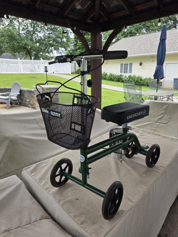 KNEE SCOOTER