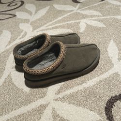 UGG slippers size 8 women