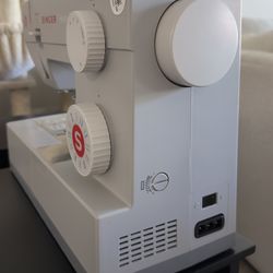 Singer Heavy Duty Sewing Machine – Excellent Condition