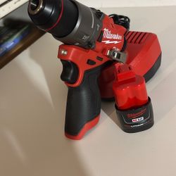 Milwaukee FUEL M12 Hammer Drill Kit