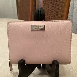 Cartera para dama Kate Spade color rosa.