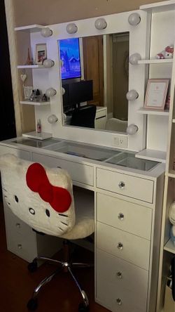 Makeup vanity