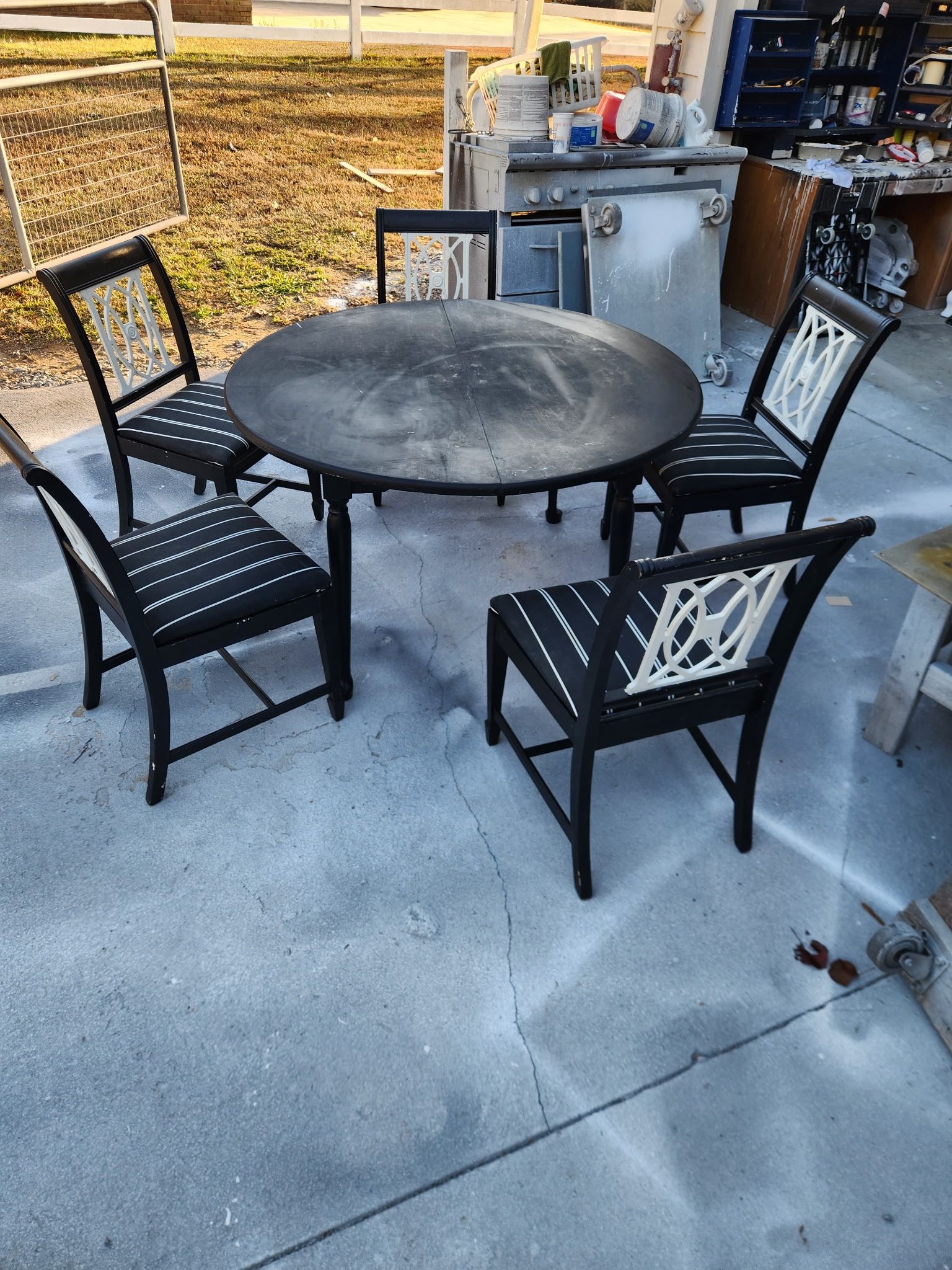 Round Table And Chairs