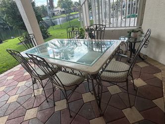 Indoor or outdoor dining set
