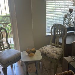 2 Vintage Chairs Good Conditions 