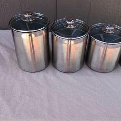 4 Good Storage Containers  Biggest Holds 4.5 Quarts Smallest Holds 3 Quarts