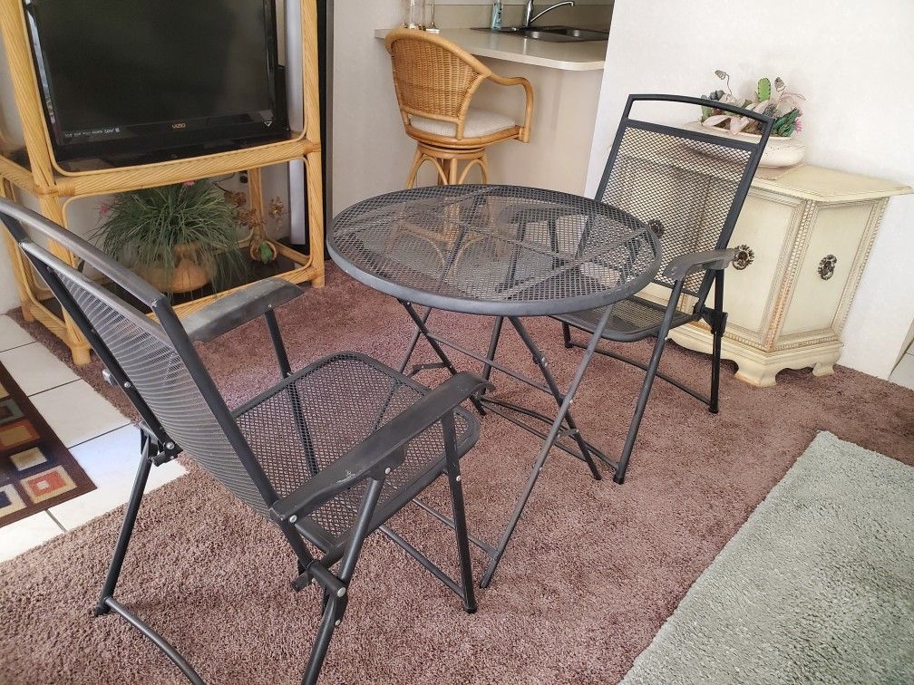 Steel Mesh Bistro Table 2 Chairs