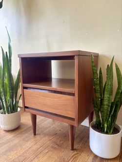 Gorgeous Broyhill Nightstand