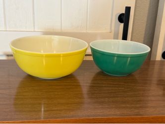 Vintage Pyrex bowls