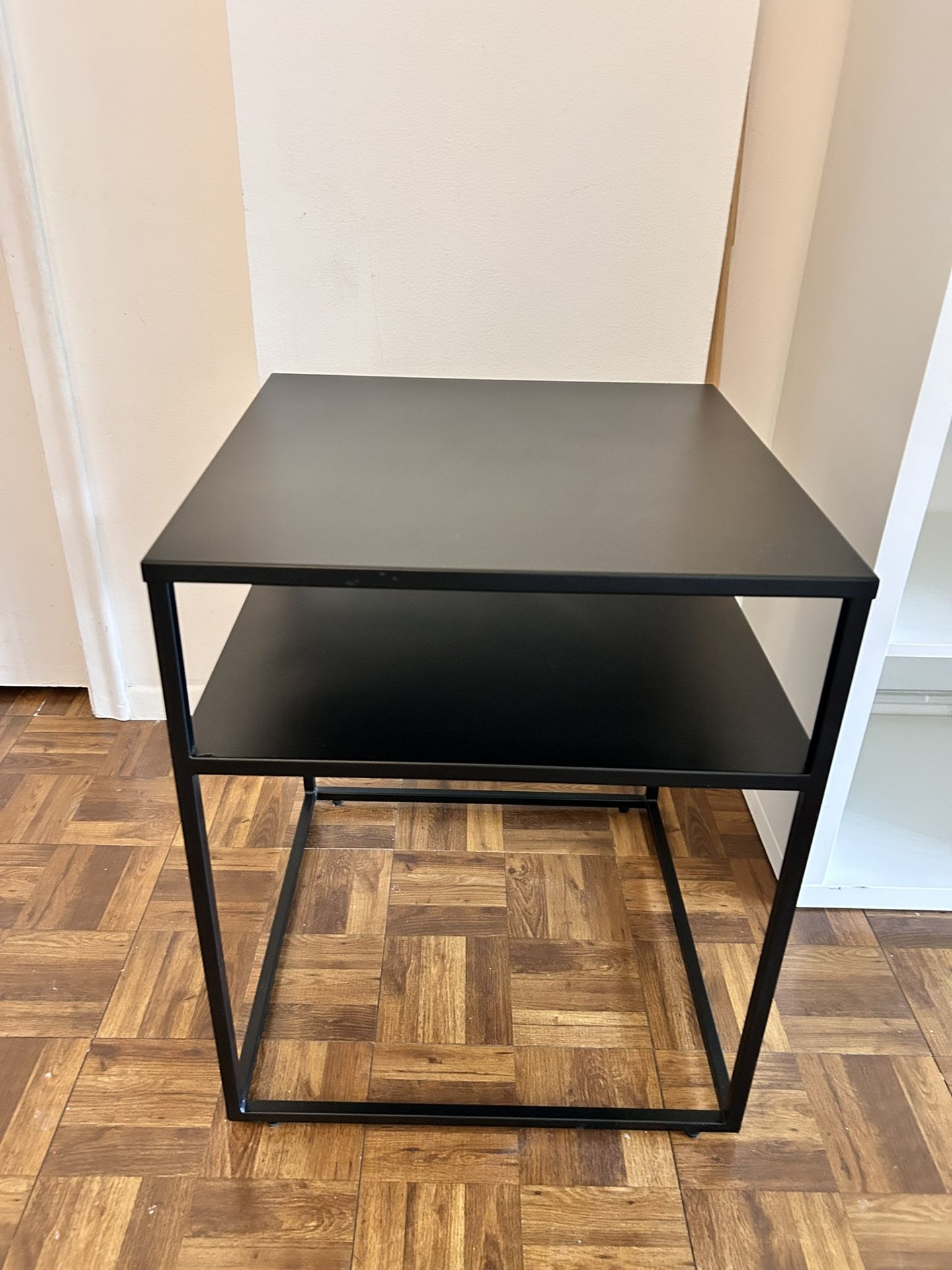 BLACK END TABLE/ METAL / IN GREAT CONDITION/ DELIVERY NEGOTIABLE 🚚
