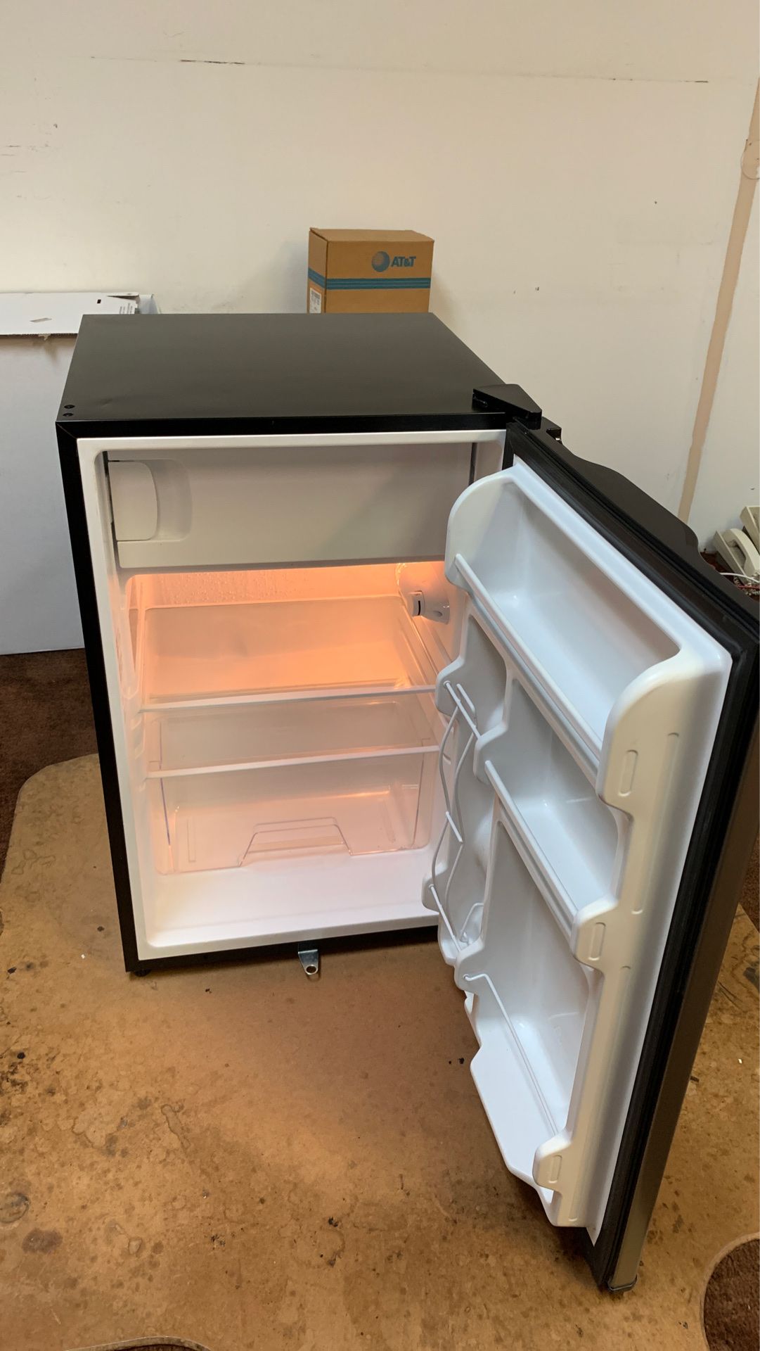 Frigidaire Refrigerator for Office / Bar / Small apartment