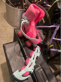 In line to 4 wheels Barbie skates.
