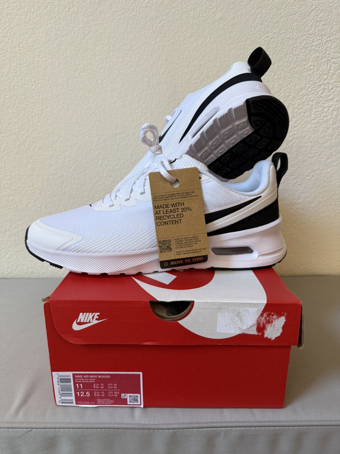 Nike Air Max Nauxis White/Black white Size 11