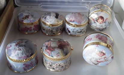 Heirloom Porcelain music box