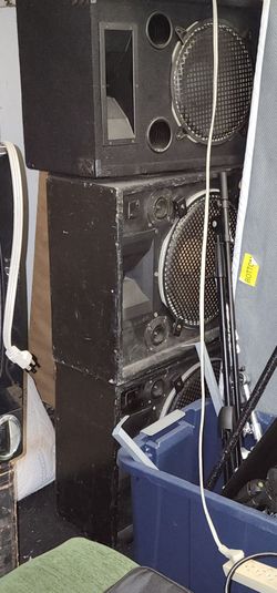 Speaker - stage monitors.