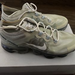 Woman's Nike air vapormax size 9