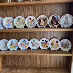 COLLECTIBLE MOTHER’S DAY PLATES