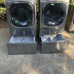 SET WASHER AND GAS DRYER / WITH PEDESTALS