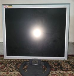 Monitor: hyundai L90d+ 19"