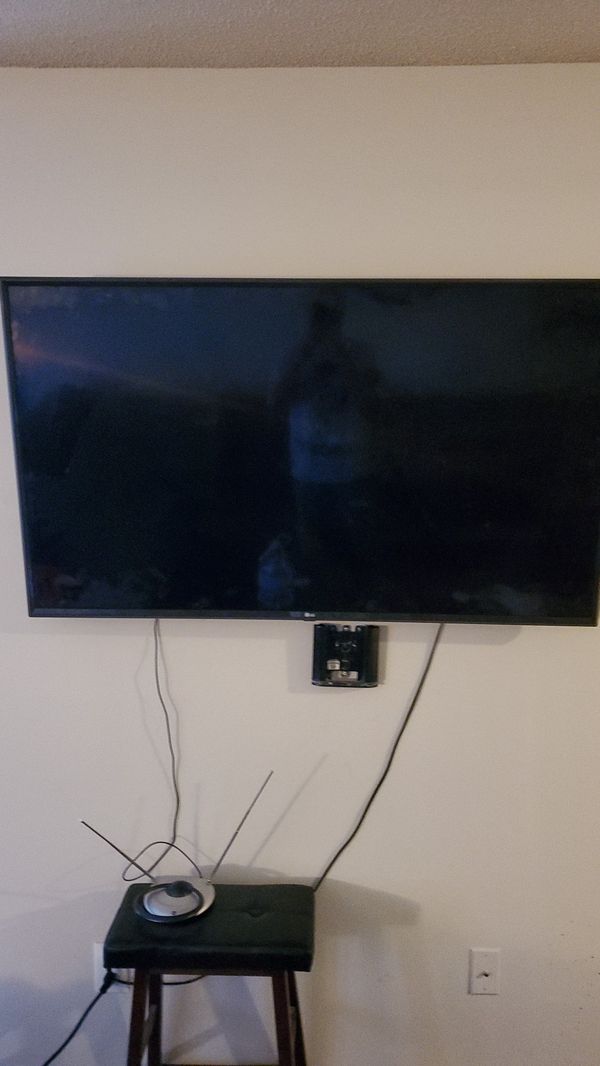 55 inch lg smart tv know legs comes with wall mount for Sale in