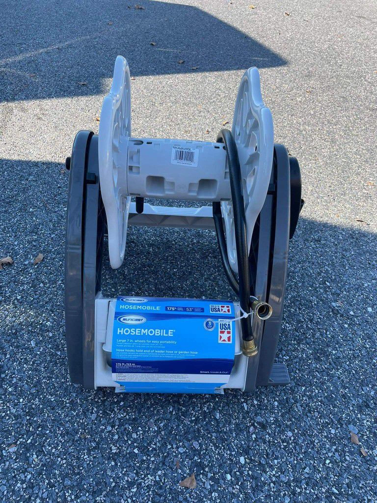 This Suncast Hosemobile Hose Reel Cart holds up to 175 ft